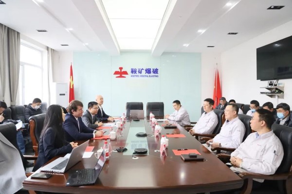 澳瑞凯亚洲区域执行官Adam hall总裁一行到鞍矿爆破交流