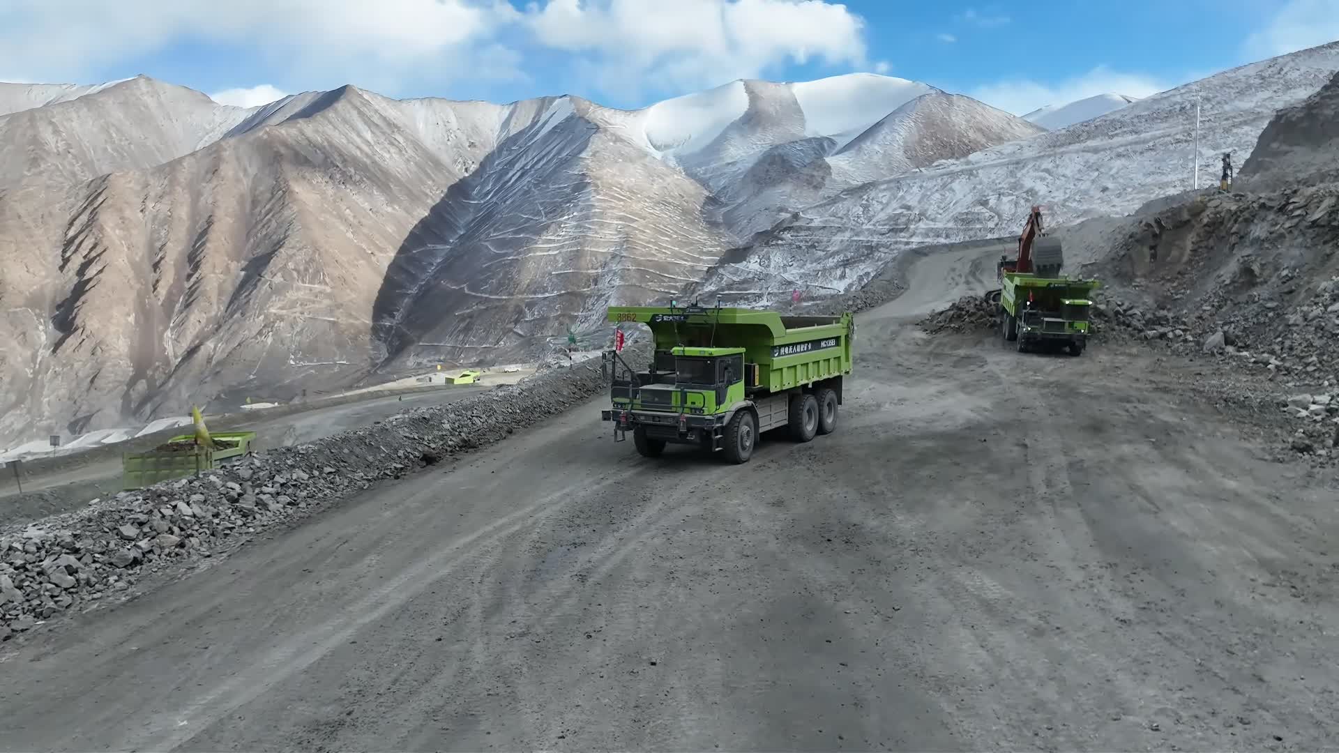 【智绘矿业宏图】宏大爆破大红柳滩项目高原纯电无人驾驶矿卡首编组投运